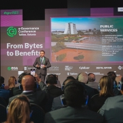 Gabriel falando em um palco durante a apresentação no e-Governance Conference na Estônia em 2025. Parte da plateia pode ser vista de costas.