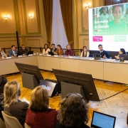 Imagem aberta de diversa pessoas sentadas em U durante a reunião de governança da educação em maio de 2025.