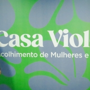 Denize em frente a placa da Casa Violeta   Giovanni Disegna