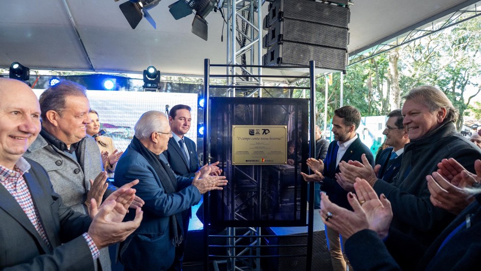Leite e mais diversas pessoas descerrando uma placa nos 70 anos da Ascar em 2025.