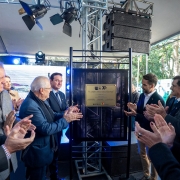 Leite e mais diversas pessoas descerrando uma placa nos 70 anos da Ascar em 2025.