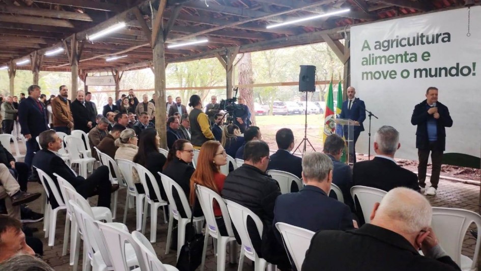 Governo assina convênios com mais 82 municípios para recuperação de estradas vicinais jun25