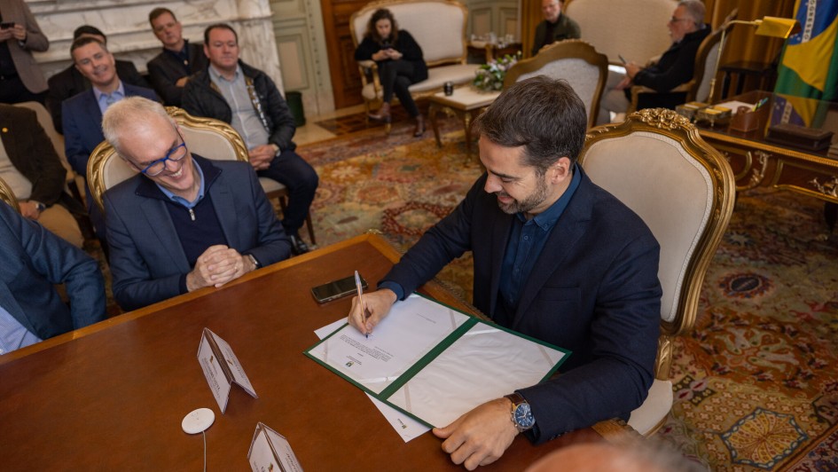 Leite assinando o Decreto do Bioma Pampa em 2025.