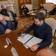 Leite assinando o Decreto do Bioma Pampa em 2025.