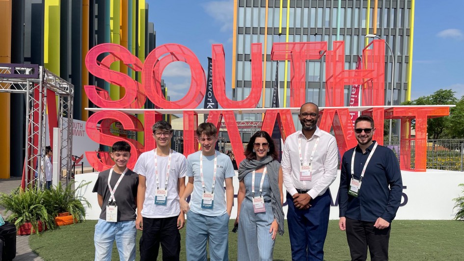 Foto posada de pessoas do RS em frente ao letreiro do South Summit Madri 2025