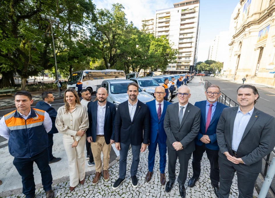 Foto posada de Leite e outras sete pessoas em ato de entrega de veículos para Defesa Civil em frente ao Palácio Piratini.