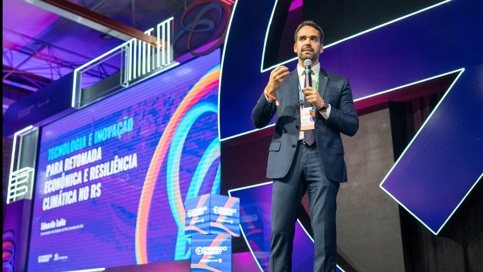 Leite em close sobre o palco falando ao microfone na Gramado Summit 2025.