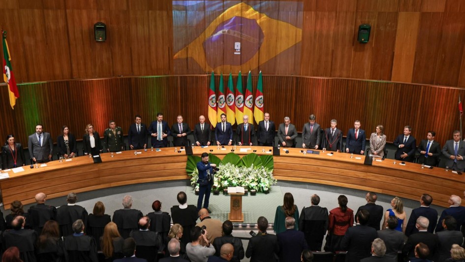Várias pessoas em pé em posição de sentido na cerimônia de recondução de Saltz como procurador-geral de Justiça do RS em 2025.