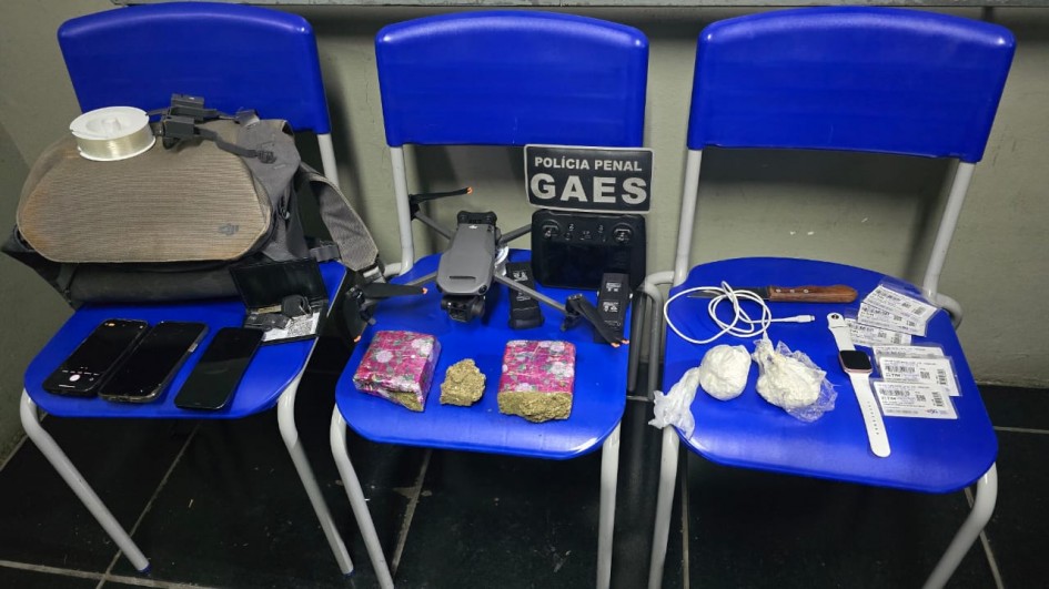Com os indivíduos, que foram presos em flagrante, foram apreendidas drogas e equipamentos, além do drone -Foto: Divulgação/Ascom Polícia Penal