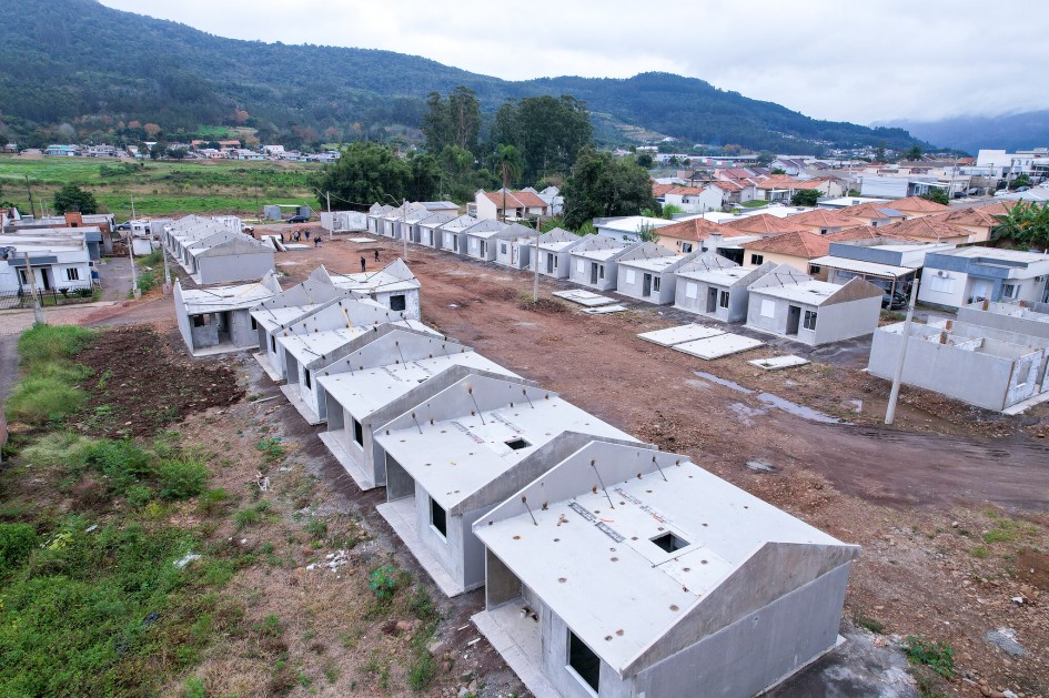 Imagem mostra terreno e casas em construção
