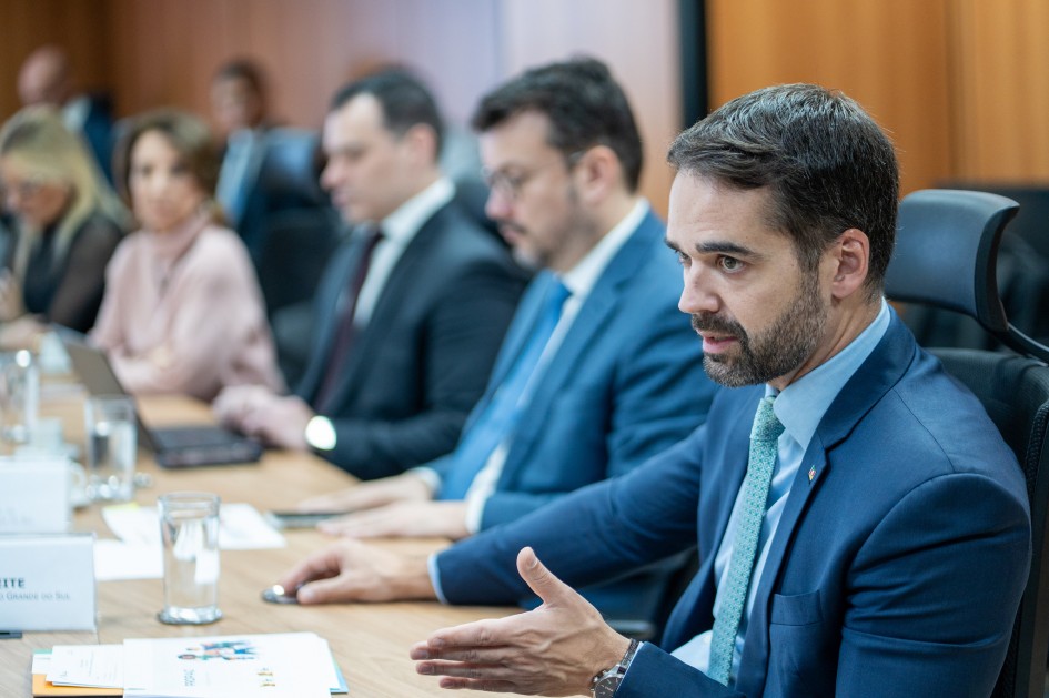 Leite em close falando e gesticulando em reunião com o MEC em junho de 2025. Ao fundo alguns secretários estaduais podem ser vistos, mas desfocados.