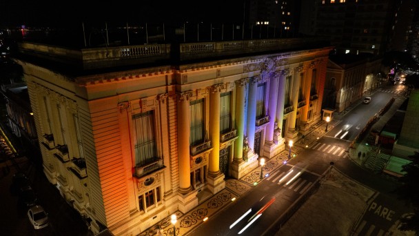 1 6 2025   Palácio Piratini iluminado com as cores da bandeira LGBTQ+