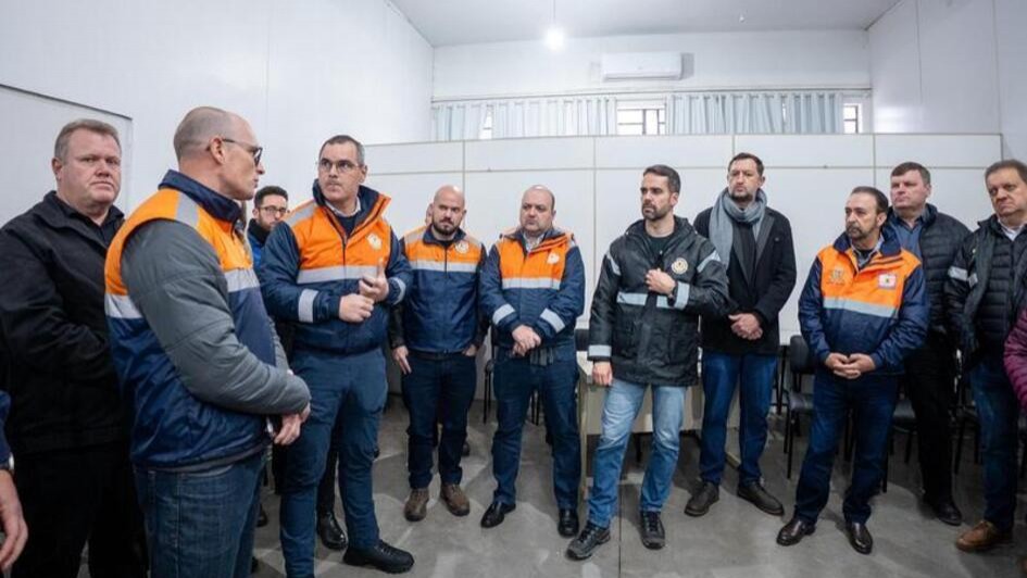 O governador Eduardo Leite, o coronel Luciano Boeira e outras autoridades estaduais e municipais conversam sobre as ações emergenciais.