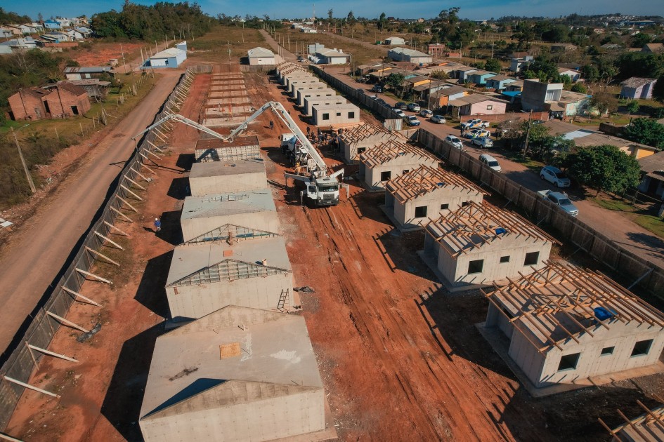 Em parceria com a Prefeitura de Venâncio Aires, estão sendo concluídas 52 casas definitivas