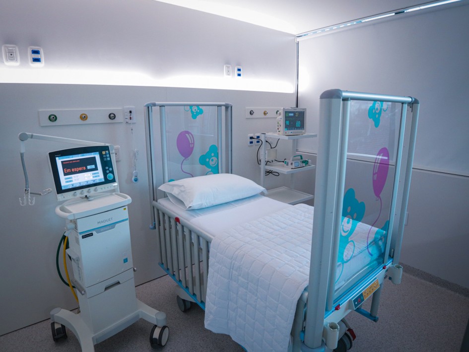 A nova UTI pediátrica pois dez leitos, dois deles destinados a pacientes em situação de isolamento -Foto: Arthur Vargas/Ascom SES