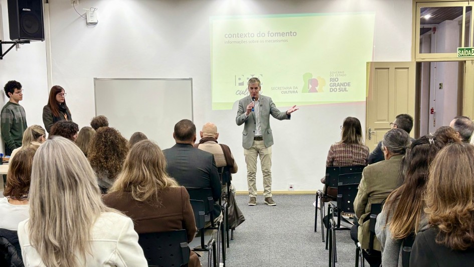 A foto registra uma apresentação em um auditório.