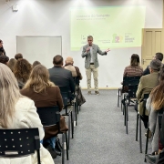 A foto registra uma apresentação em um auditório.