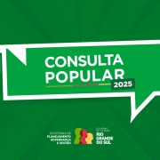 Imagem com fundo verde e balões de fala brancos, destacando o texto central em branco: "CONSULTA POPULAR 2025", com uma faixa nas cores verde, amarela e vermelha logo abaixo. Na parte inferior, aparecem os logotipos da Secretaria de Planejamento, Governança e Gestão e do Governo do Estado do Rio Grande do Sul.