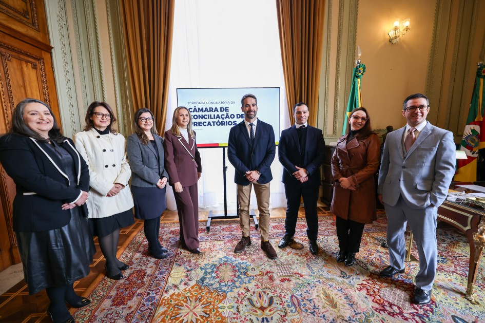 Governador com procuradores que atuam na área de precatórios do Estado -Foto: Vítor Rosa/Secom