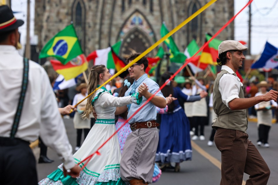 Grupo de danças folclóricas em uma das apresentações em frente à Catedral de Pedra na Festa Colonial -Foto: Vitor Rosa/Secom