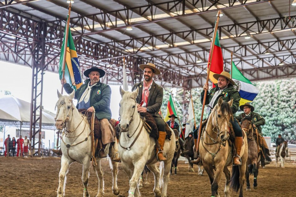 Governador Eduardo Leite cavalgou entre cavalarianos com as bandeiras do Rio Greade do Sul e do Brasil -Foto: Vitor Rosa/Secom