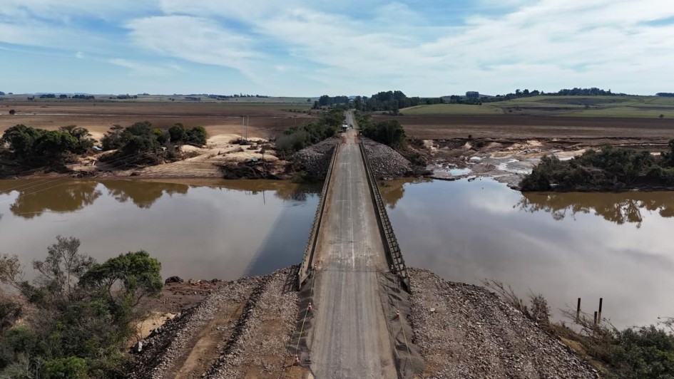 Imagem aérea de uma ponte recuperada sobre o rio Jaguari. As margens estão com sinais de erosão. 