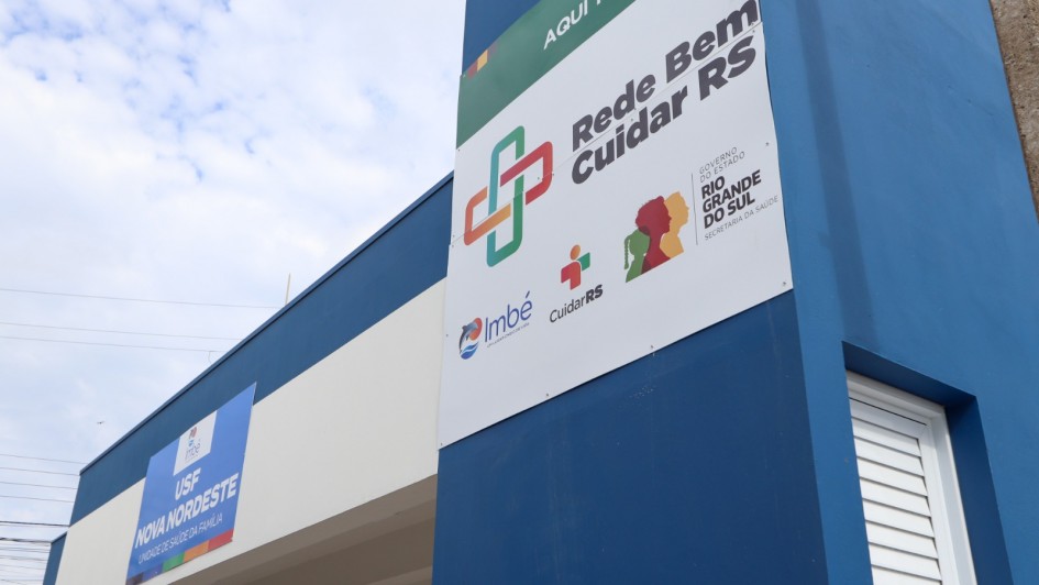 Foto ao ar livre da fachada da unidade. O edifício é azul, com uma grande placa branca em que está escrito Rede Bem Cuidar, com a logo do programa e do governo do Estado.