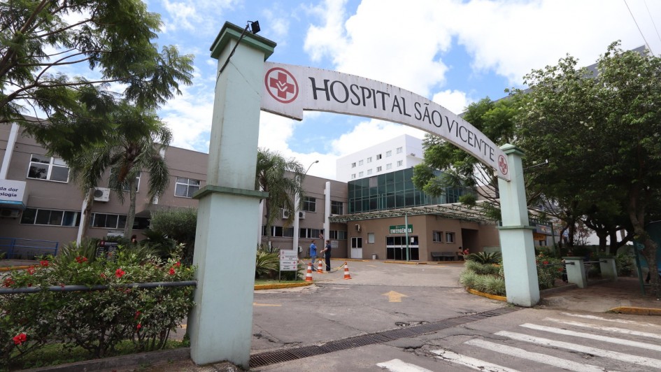 Foto ao ar livre mostra a fachada do Hospital São Vicente de Paulo. 