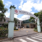 Foto ao ar livre mostra a fachada do Hospital São Vicente de Paulo. 
