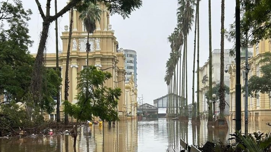 Imagem externa do pr&eacute;dio do MARGS em meio &agrave;s &aacute;guas da enchente de 2024. Toda a regi&atilde;o ao redor do edif&iacute;cio est&aacute; alagada.