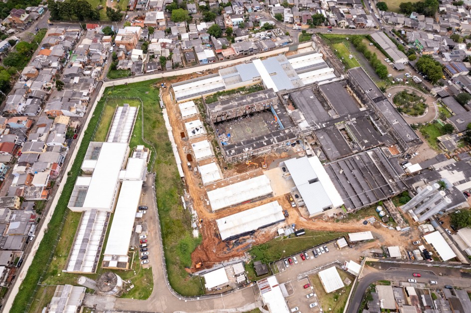 Em dezembro de 2023, obras entraram na fase final de demolição de galerias da Cadeia Pública de Porto Alegre -Foto: Gustavo Mansur/Arquivo Secom