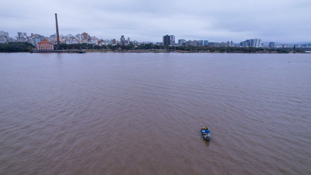 Foto mostra o lago Guaíba e a cidade de Porto Alegre ao fundo, próximo a Usina do Gasômetro