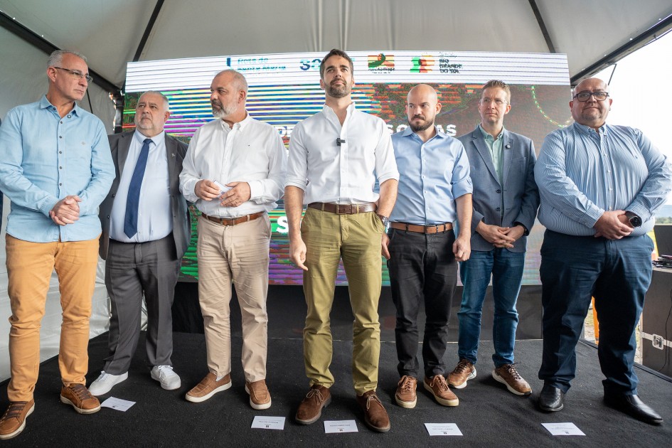 Governador Eduardo Leite pousa para foto com outras autoridades.