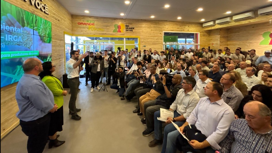 Governador Eduardo Leite fala para um plateia sentada. Ao seu lado, os secretários do Meio Ambiente e Infraestrutura, Marjorie Kauffmann, e da Agricultura, Pecuária, Produção Sustentável e Irrigação, Edivilson Brum, e do presidente do Irga, Eduardo Bonotto.