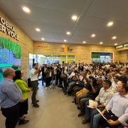 Governador Eduardo Leite fala para um plateia sentada. Ao seu lado, os secretários do Meio Ambiente e Infraestrutura, Marjorie Kauffmann, e da Agricultura, Pecuária, Produção Sustentável e Irrigação, Edivilson Brum, e do presidente do Irga, Eduardo Bonotto.