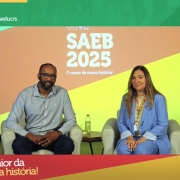 Imagem mostra o subsecretário de Desenvolvimento da Educação, Marcelo Jerônimo, e a diretora de avaliações, Salete Albuquerque, sentados em duas poltronas brancas. Eles estão na frente de uma tela com as cores da bandeira do Rio Grande do Sul e que tem a palavra Saeb 2025. Na moldura, também há as cores do Rio Grande do Sul.

Secretaria da Educação orienta escolas sobre aplicação do Simulado SAEB 2025 em transmissão ao vivo