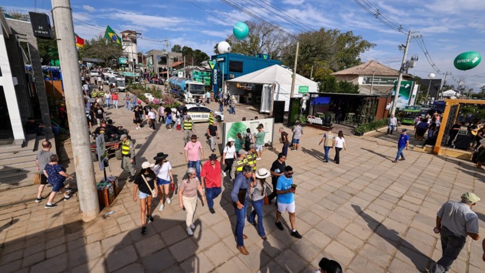foto aberta expointer com pessoas caminhando em um corredor amplo, cercado de estandes.