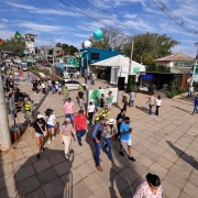foto aberta expointer com pessoas caminhando em um corredor amplo, cercado de estandes.