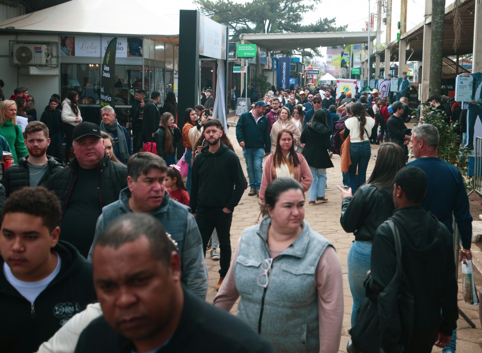 Foto mostra os corredores da Expointer lotados de pessoas caminhando.
