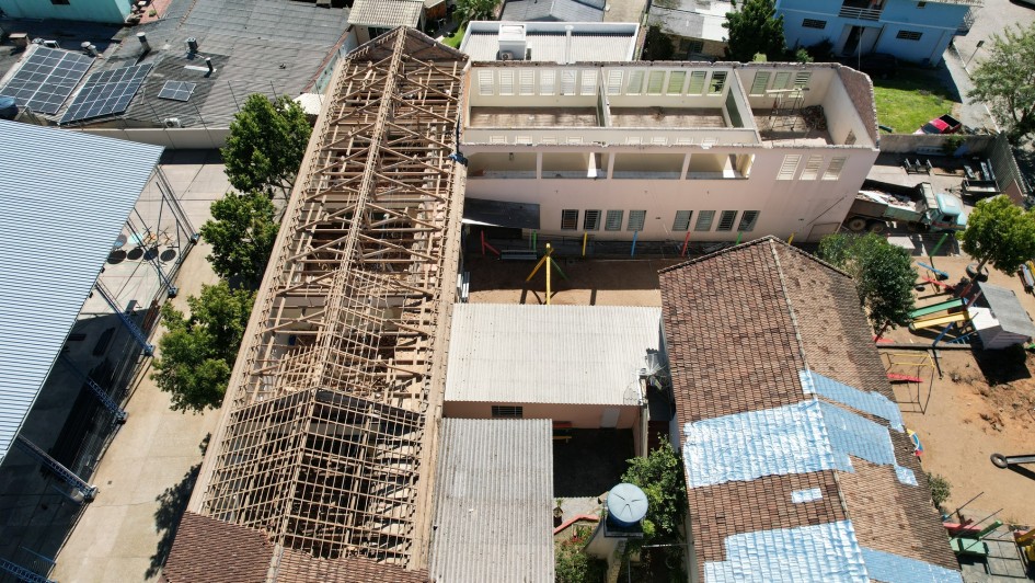 Manutenção do telhado da EEEM Dom Feliciano, em Dom Feliciano