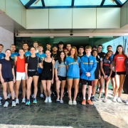 Foto mostra um grupo de atletas, em pé, pousando para foto. 