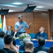 Foto mostra governador Eduardo Leite na 2ª Marcha Gaúcha de Vereadores