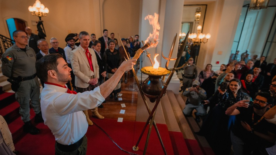 Gabriel e Gradaschi acenderam o candeeiro no Palácio Piatimi