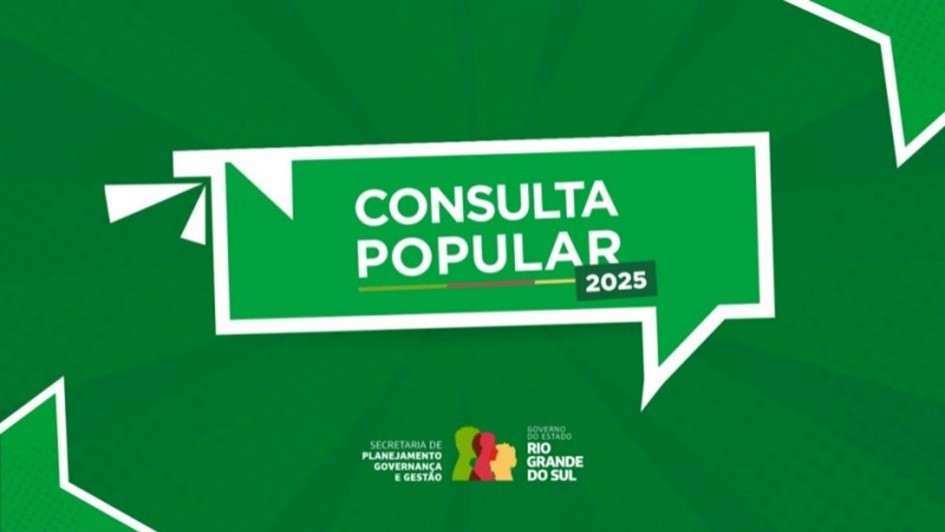 A imagem apresenta um layout gráfico com fundo verde e elementos geométricos em tons mais claros. No centro, há um balão de diálogo verde com bordas brancas contendo o texto “CONSULTA POPULAR 2025”. Na parte inferior, aparecem os logotipos do Governo do Estado do Rio Grande do Sul e da Secretaria de Planejamento, Governança e Gestão.