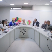 Comitê criado por Eduardo Leite descarta caso de intoxicação por metanol no Estado e alinha procedimentos e ações