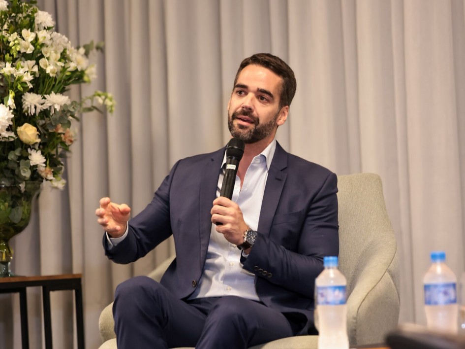 Governador Eduardo Leite participa de entrevista.