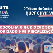 O card apresenta um fundo com tons de azul e roxo, sobreposto por uma fotografia desfocada de um grupo de pessoas vistas de costas. No canto superior esquerdo, há o título “ESCUTA CIDADÃ”, seguido do subtítulo “Participação social no controle da administração pública”. À direita, em destaque, está a frase “O Tribunal de Contas Gaúcho quer ouvir você!”. Logo abaixo, sobre uma faixa rosa central, aparece o texto em branco: “ESCOLHA O QUE DEVE SER PRIORIZADO NAS FISCALIZAÇÕES!”. No canto inferior direito, há o logotipo da Ouvidoria TCE-RS com ícones coloridos e a frase “Canal do Controle Social”, além do brasão comemorativo dos 90 anos do Tribunal de Contas do Estado do Rio Grande do Sul.