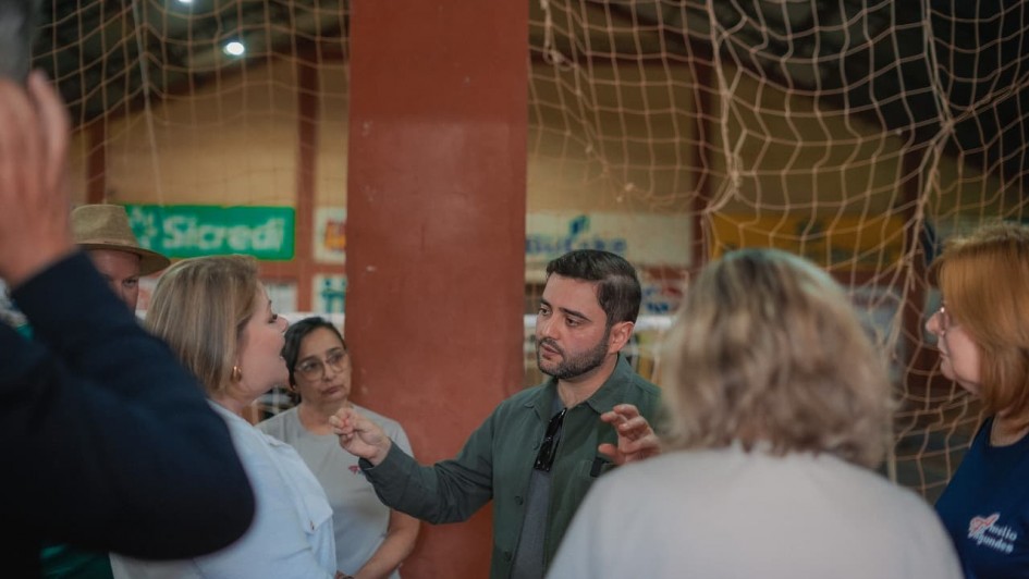 Foto mostra o vice-governador Gabriel Souza gesticulando enquanto conversa com membros da comunidade escolar de Independência, durante visita ao município.