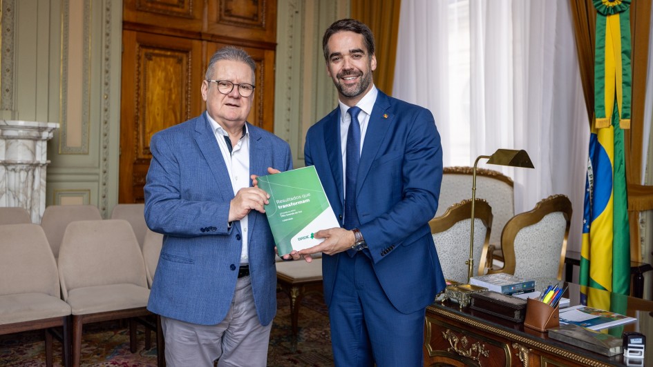 Eduardo Leite recebe relatório da gestão de Ranolfo Vieira Júnior como presidente do BRDE.