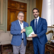 Eduardo Leite recebe relatório da gestão de Ranolfo Vieira Júnior como presidente do BRDE.